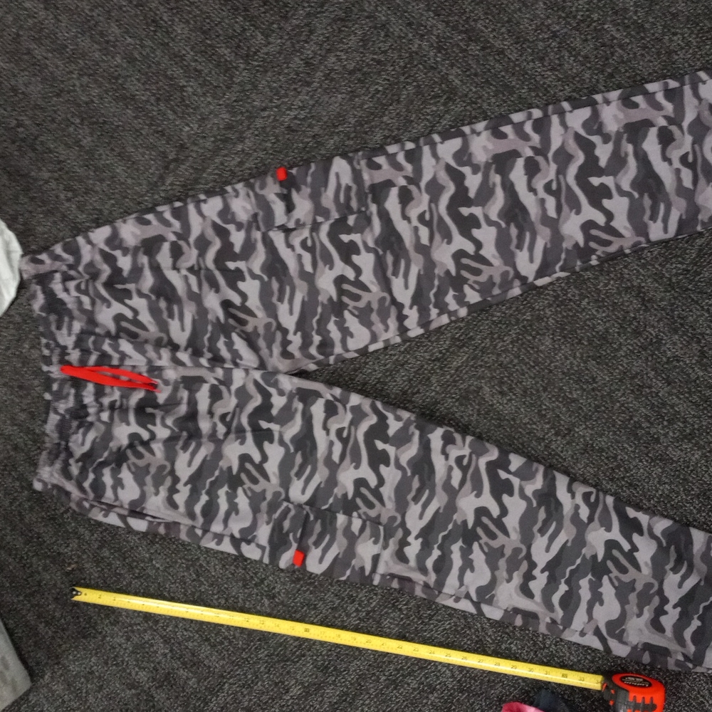 L.R.  Scoop XL camo sweatpants